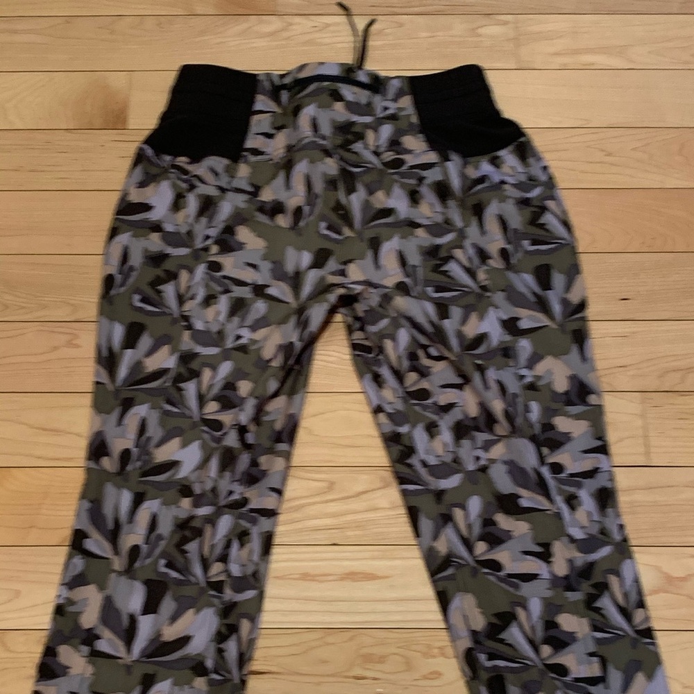 Title Nine Camo Capri Athletic Pants